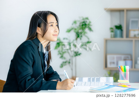 勉強する女子高生 128277696
