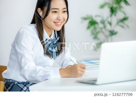 オンラインで授業を聞く女子高生 128277706