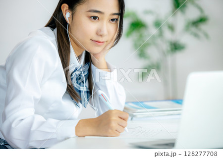 オンラインで授業を聞く女子高生 128277708