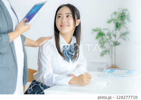 塾　学生　先生　話す 128277710