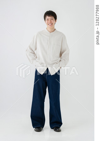 カジュアルスタイルの男性 128277988
