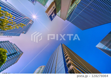 日本の横浜都市景観 新高島駅前の摩天楼などを望む＝7月9日 128278064