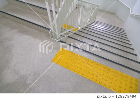 ビルの非常用階段 階段の前にある点字ブロック ビルの非常用階段 階段の前にある点字ブロック 128278494