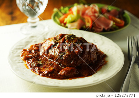 マッシュルームとデミグラスソースの煮込みハンバーグと生ハムサラダ 128278771
