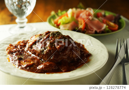 マッシュルームとデミグラスソースの煮込みハンバーグと生ハムサラダ 128278774