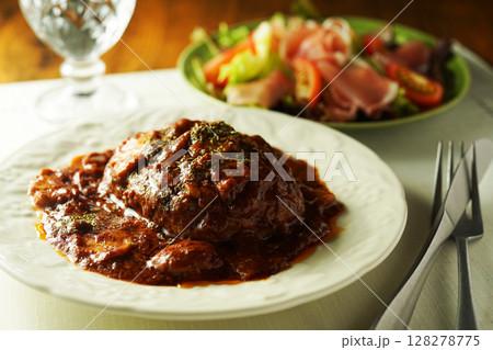 マッシュルームとデミグラスソースの煮込みハンバーグと生ハムサラダ マッシュルームとデミグラスソースの煮込みハンバーグと生ハムサラダ 128278775