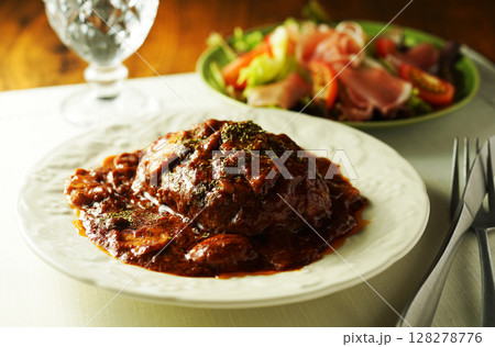 マッシュルームとデミグラスソースの煮込みハンバーグと生ハムサラダ 128278776