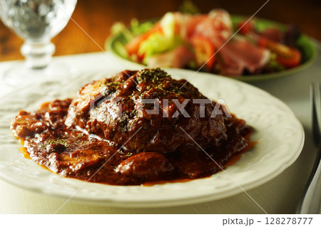 マッシュルームとデミグラスソースの煮込みハンバーグと生ハムサラダ 128278777