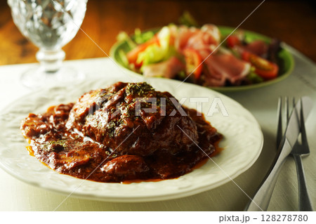 マッシュルームとデミグラスソースの煮込みハンバーグと生ハムサラダ 128278780