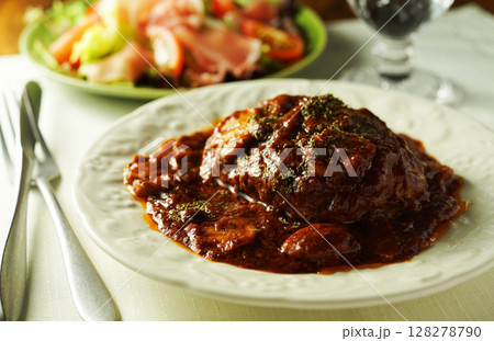 マッシュルームとデミグラスソースの煮込みハンバーグと生ハムサラダ マッシュルームとデミグラスソースの煮込みハンバーグと生ハムサラダ 128278790