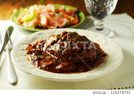 マッシュルームとデミグラスソースの煮込みハンバーグと生ハムサラダ 128278791