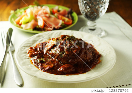 マッシュルームとデミグラスソースの煮込みハンバーグと生ハムサラダ 128278792