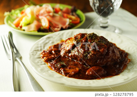 マッシュルームとデミグラスソースの煮込みハンバーグと生ハムサラダ マッシュルームとデミグラスソースの煮込みハンバーグと生ハムサラダ 128278795