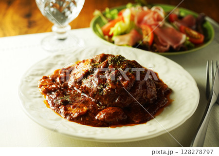 マッシュルームとデミグラスソースの煮込みハンバーグと生ハムサラダ 128278797