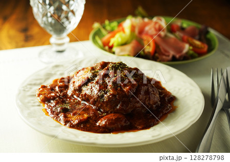 マッシュルームとデミグラスソースの煮込みハンバーグと生ハムサラダ マッシュルームとデミグラスソースの煮込みハンバーグと生ハムサラダ 128278798
