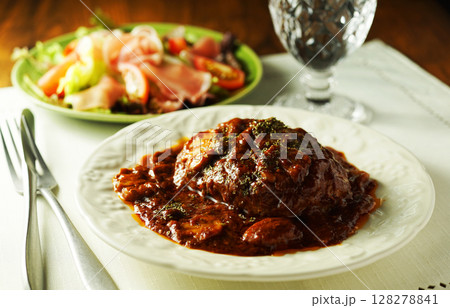 マッシュルームとデミグラスソースの煮込みハンバーグと生ハムサラダ 128278841
