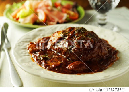 マッシュルームとデミグラスソースの煮込みハンバーグと生ハムサラダ 128278844