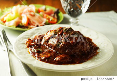 マッシュルームとデミグラスソースの煮込みハンバーグと生ハムサラダ マッシュルームとデミグラスソースの煮込みハンバーグと生ハムサラダ 128278867