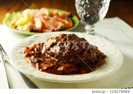 マッシュルームとデミグラスソースの煮込みハンバーグと生ハムサラダ 128278868