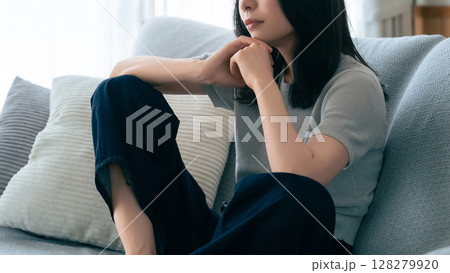 ソファに座って考えごとをする女性 ソファに座って考えごとをする女性 128279920