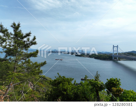 岡山県倉敷市　穴場稲荷から見た瀬戸大橋 128280381