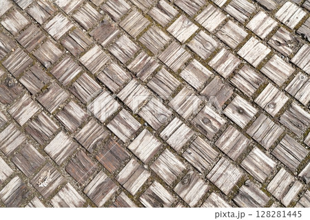 地面に敷かれた材木 128281445