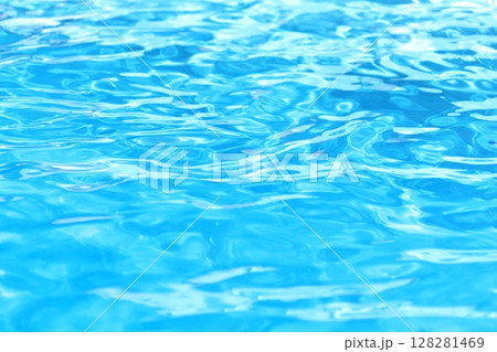 海面の揺らぐ波の映り込み 128281469