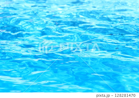 海面の揺らぐ波の映り込み 128281470