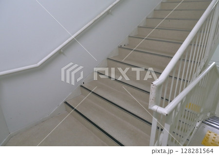 ビルの非常階段 128281564