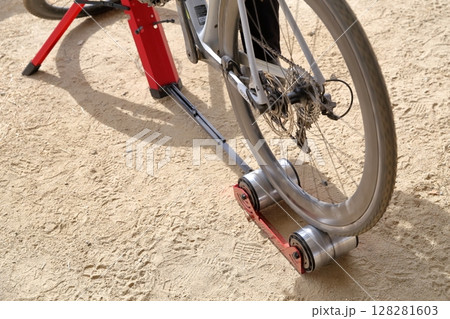 自転車競技のウォーミングアップ、トレーニング器具(ハイブリッドローラー式 サイクルトレーナー) 自転車競技のウォーミングアップ、トレーニング器具(ハイブリッドローラー式 サイクルトレーナー) 128281603