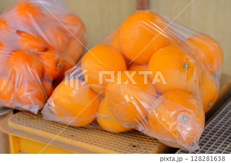 ミカン、袋詰めされた果実 ミカン、袋詰めされた果実 128281638
