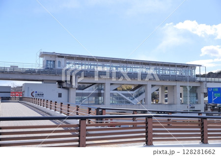 公園西駅、リニアモーターカーの乗車駅(リニモ 愛知県 長久手市) 公園西駅、リニアモーターカーの乗車駅(リニモ 愛知県 長久手市) 128281662