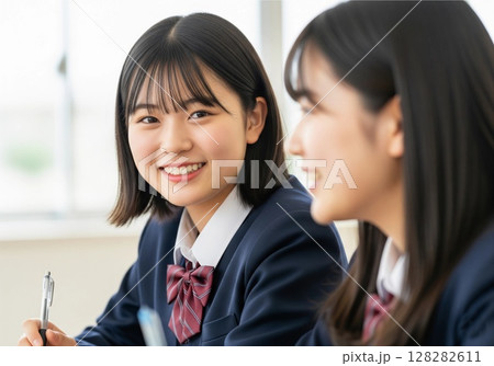 女子高校生の授業風景 女子高校生の授業風景 128282611