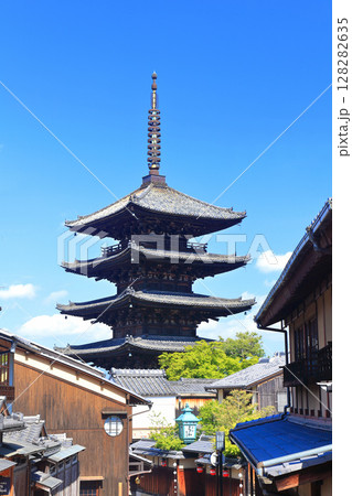 【京都府】快晴の八坂の塔（法観寺） 128282635