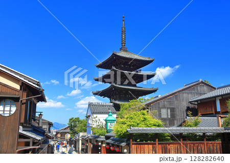 【京都府】快晴の八坂の塔（法観寺） 128282640