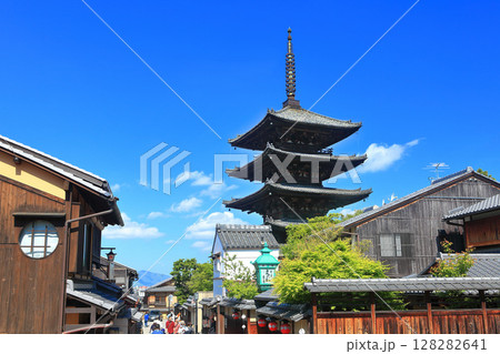 【京都府】快晴の八坂の塔（法観寺） 128282641