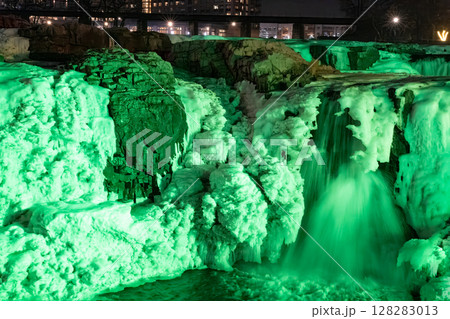 Sioux Falls Park trailhead light with Christmas lights in the winter 128283013