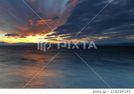 静寂を包む湖の夕焼け 128284147