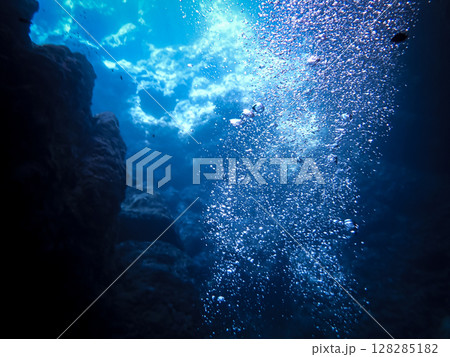 沖縄青の洞窟でダイバーが泳ぐ水中風景 128285182