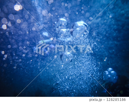 水中に広がる気泡と青い光 128285186