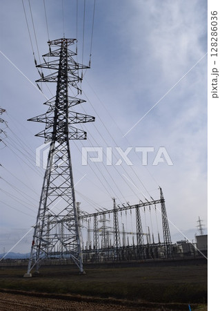 送電塔 高電圧交流 128286036