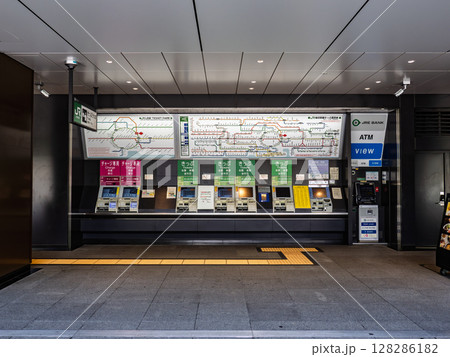 JR東日本の自動券売機と路線図（JR上野駅・公園改札付近） 128286182
