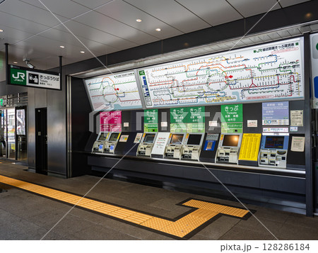 JR東日本の自動券売機と路線図（JR上野駅・公園改札付近） 128286184