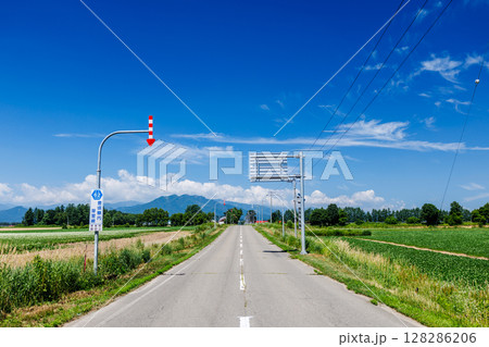 青空と一本道 128286206