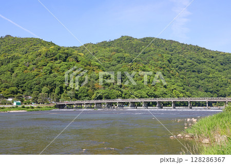 嵐山の渡月橋 128286367