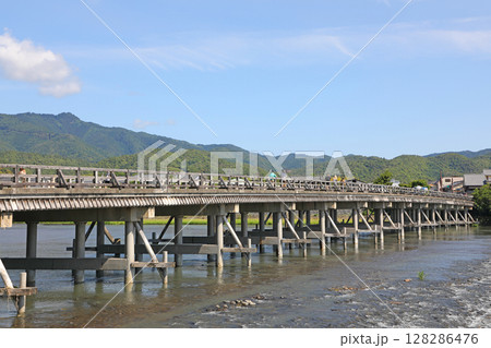 嵐山の渡月橋 嵐山の渡月橋 128286476