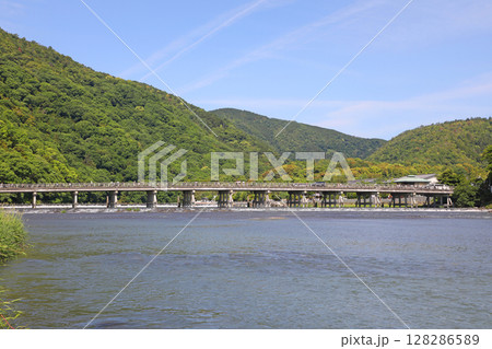 嵐山の渡月橋 128286589