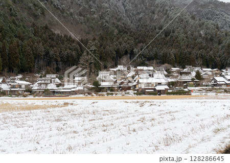 冬の京都美山かやぶきの里 冬の京都美山かやぶきの里 128286645