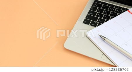 パソコンとカレンダー スケジュール管理 シフト調整 コピースペース 2:1 パソコンとカレンダー スケジュール管理 シフト調整 コピースペース 2:1 128286702