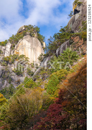 【紅葉素材】秋の絶景・昇仙峡のシンボル覚円峰の紅葉【山梨県】 128286924